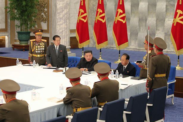 북한이 지난 22일 김정은 총비서의 주재 하에 노동당 중앙군사위원회 제8기 제3차 확대회의 2일 차 회의를 진행했다. /뉴스1