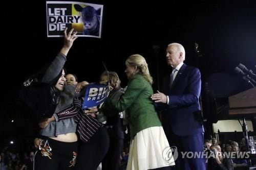 질 바이든이 지난 3월 LA에서 민주당 경선 당시 남편의 연설대에 뛰어오른 여성 시위자들을 격퇴하는 장면. / AP 연합뉴스