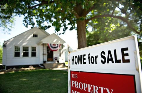 미국은 코로나 대유행에도 집값이 폭등하고 있다. 사진은 미국 일리노이주(州) 프린스턴의 한 집 앞에‘주택 판매’광고판이 세워져 있는 모습.