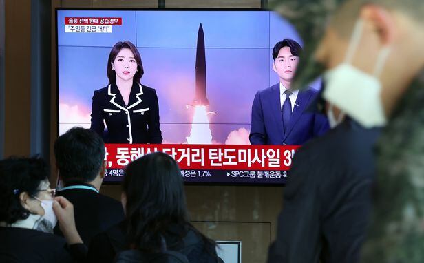 2일 오전 서울역 대합실에서 시민들이 북한의 동해상 탄도미사일 발사 관련 뉴스를 시청하고 있다. /뉴스1