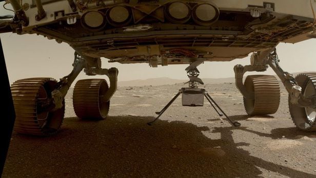 무인 헬기 인저뉴어티는 지난 2월 18일 탐사 로버 퍼서비어런스의 배 아래 붙어 화성에 도착했다./NASA