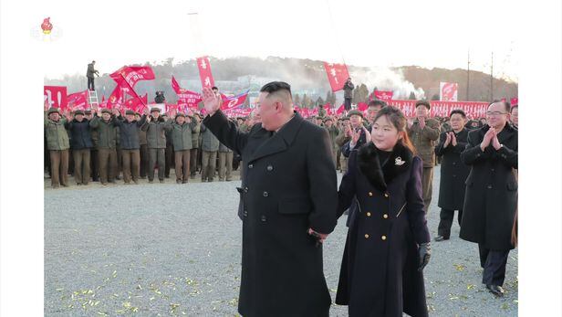 김정은 북한 국무위원장은 25일 딸 주애와 함께 평양 서포지구 새거리건설 착공식에 참석했다고 조선중앙TV가 26일 보도했다. /조선중앙TV