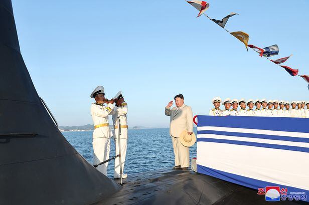 북한이 8일 수중에서 핵 공격이 가능한 전술핵공격잠수함을 건조했다고 밝혔다. 지난 6일 열린 진수식에 참석한 김정은 국무위원장./조선중앙통신 연합뉴스