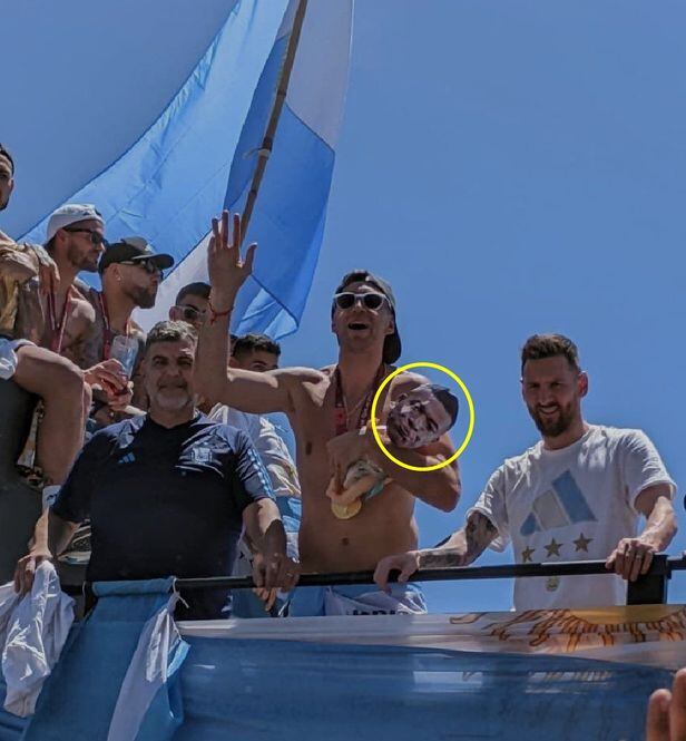 우승 축하 카퍼레이드에서 음바페 인형을 들고 있는 모습이 포착된 골키퍼 마르티네스. 옆에서 리오넬 메시(오른쪽)가 팬들을 향해 웃음 짓고 있다. ('풋볼 트윗' 갈무리)