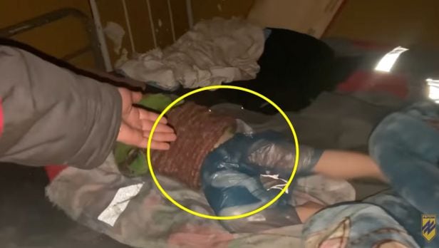 우크라이나 아조우 연대가 공개한 아조우스탈 제철소 내부 영상. 아이가 기저귀 대신 비닐봉지를 차고 있는 모습이다./아조우 연대 유튜브