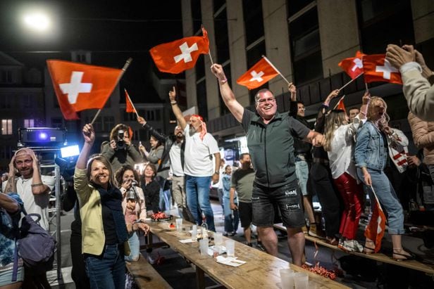 12일 스위스 빌에서 시민들이 스위스 대표로 출전한 니모가 우승하자 스위스 국기를 흔들며 환호하고 있다./AFP 연합뉴스