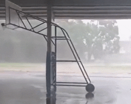 태풍 '하이쿠이'의 강한 바람에 이동식 농구 골대가 밀리고 있다. /X(트위터)