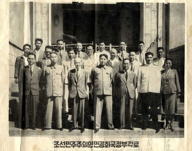 초대 북한 내각 기념사진. 1948년 8월 27일 스티코프가 일기에 기록한 명단 가운데 ‘미정’인 인물을 제외하고는 정확하게 일치한다./위키피디아