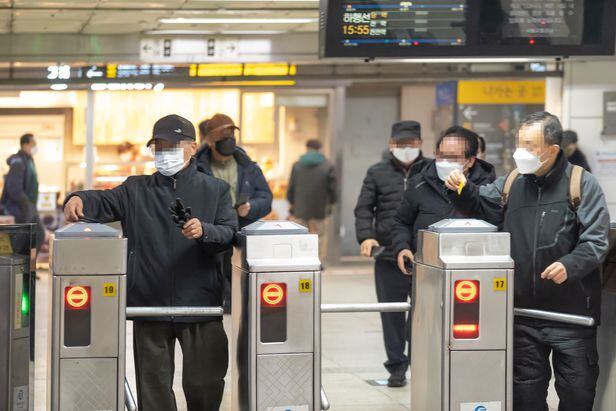 지난 6일 서울 지하철 종로3가역에서 어르신들이 우대승차권(무임)을 이용해 개찰구를 통과하고 있다. /임화승 영상미디어 기자
