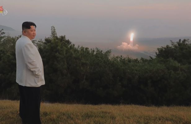 김정은 북한 국무위워장이 지난달 25일부터 이달 9일까지 인민군 전술핵운용부대 등의 군사훈련을 지도했다고 11일 보도했다./조선중앙TV  뉴시스