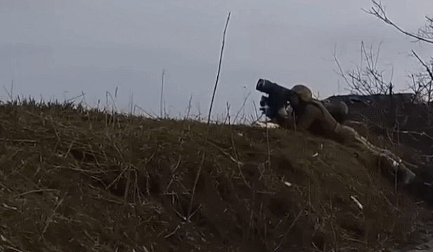 우크라이나 병사가 매복 자세로 재블린 미사일을 발사하고 있다. /유튜브