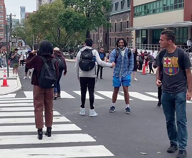 길을 걷던 도중 "무궁화 꽃이 피었습니다"라는 음성이 울려 퍼지자 일제히 멈춰서는 미국 학생들./eden_luv 틱톡