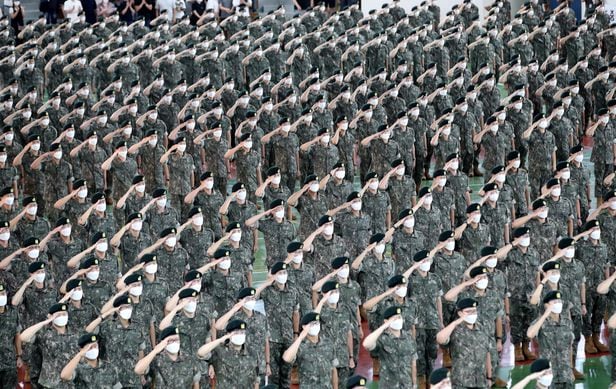 지난해 6월 충남 논산 육군훈련소에 입소한 병사들이 거수 경례를 하고 있다./뉴스1 