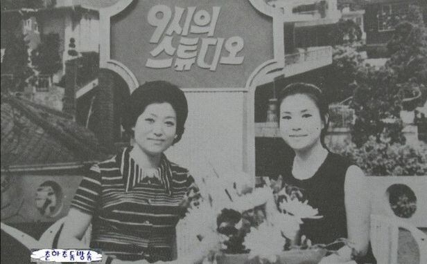 1970년대 박찬숙(오른쪽)이 KBS ‘9시의 스튜디오’를 진행하는 모습. /박찬숙 제공