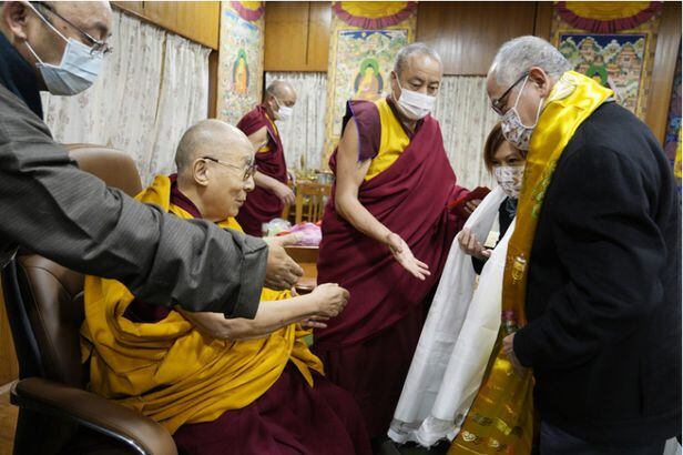 티베트의 정신적 지도자 달라이 라마가 14일 인도 다람살라에서 주 인도 대만상공회의소 대표단과 만나고 있다./RTI방송·CNA통신