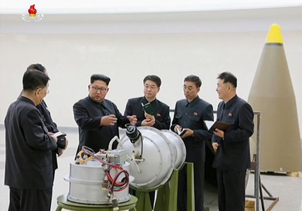 2019년 9월 핵무기연구소를 방문해 화성-14형 핵탄두를 살펴보는 김정은 북한 국무위원장. /조선중앙TV 연합뉴스