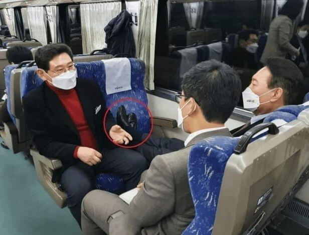 윤석열 국민의힘 대선 후보가 열차 안에서 좌석에 발을 올려놓은 모습. /고민정 의원 페이스북