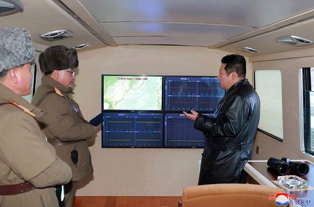 지난 11일 김정은 북한 국무위원장(오른쪽)이 미사일 시험 발사 현장을 참관하고있다/AP 연합뉴스 