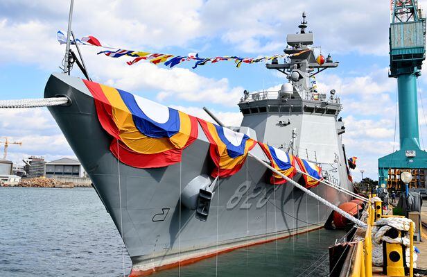해군의 신형 호위함인 천안함(FFG-826)이 지난 9일 오후 울산 현대중공업에서 진수했다. 천안함은 2023년 경 해군에 인도된 이후 전력화 과정을 마치고 서해에 배치되어 NLL을 수호할 예정이다. 2021.11.09/해군본부 제공