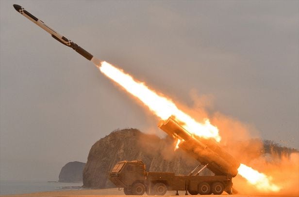 북한이 지난 1월 25일 이동식 발사대(TEL)에서 순항미사일을 발사하는 모습.  /조선중앙통신 연합뉴스