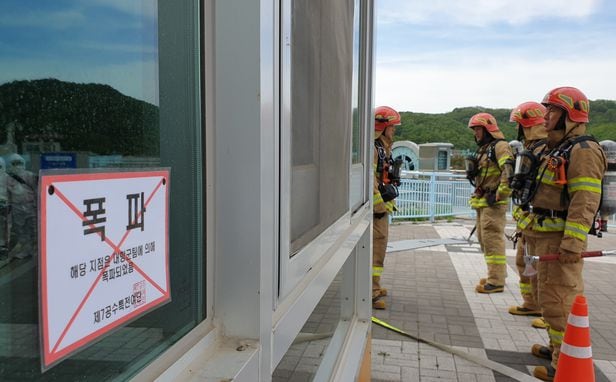 '2021 대구·경북 화랑훈련'이 실시되고 있는 안동댐에서 11일 소방대원들이 침투한 적들에 의해 폭파된 댐 초소의 화재를 진압하고 있다./뉴시스