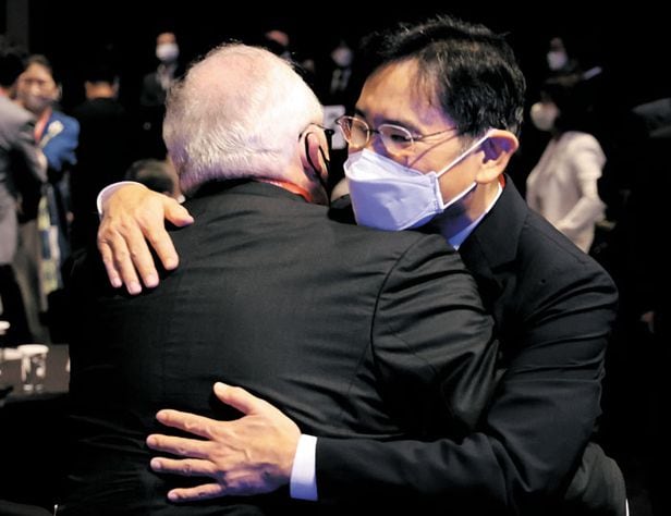 서울 중구 신라호텔에서 지난 13일 열린 제13회 아시안리더십콘퍼런스 개막식에 참석한 에드윈 퓰너(왼쪽) 헤리티지재단 창립자와 이재용 삼성전자 부회장이 포옹하고 있다. /오종찬 기자