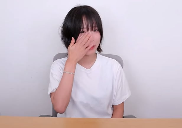 유튜버 쯔양이 피해사실을 털어놓으며 눈물을 보이고 있다. /유튜브