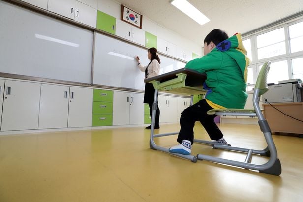 Yang Geun-woo, who completed the entrance ceremony at Hoenam Elementary School in Boeun-gun, North Chungcheong Province, on the morning of the 4th, is taking classes in the first grade classroom. There are a total of 12 students at this school, and only 1 student enrolled on this day. /Reporter Shin Hyeon-jong