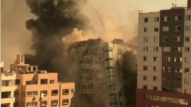 AP통신 등 외신 언론사 다수가 입주해있던 팔레스타인 가자지구 내 고층 빌딩이 15일(현지 시각) 이스라엘 군 공습을 받고 무너지는 모습. /트위터 