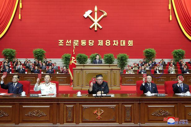 북한 노동당 제8차 대회가 지난 5일 평양에서 개막했다고 조선중앙통신이 6일 보도했다. 주석단 사진에서 김여정 제1부부장(파란색 동그라미)의 모습도 보인다.