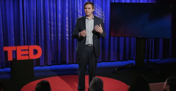 '힐빌리 엘레지'의 저자 J.D. 반스가 TED에서 강연을 하고 있다. /TED 캡쳐