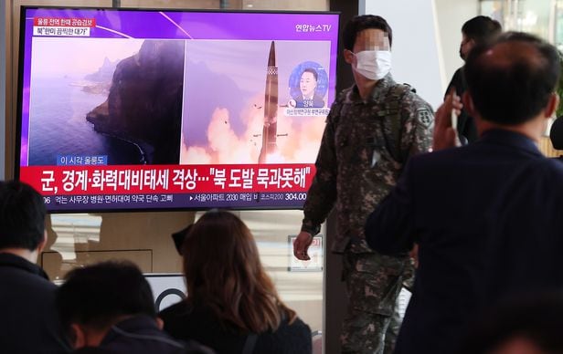 2일 오전 서울역에서 시민들이 북한 탄도미사일 발사 관련 뉴스를 보고 있다. /연합뉴스