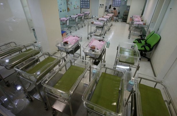 2017년 8월 23일 서울 시내 한 대형 병원 신생아실의 침대가 텅 비어 있다. /조선일보DB