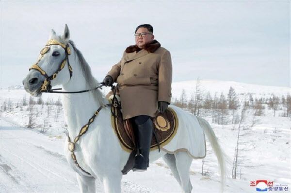 김정은 북한 국무위원장이 2019년 12월 백마를 타고 백두산에 올랐다고 북한 관영 매체들이 보도했다. /조선중앙통신