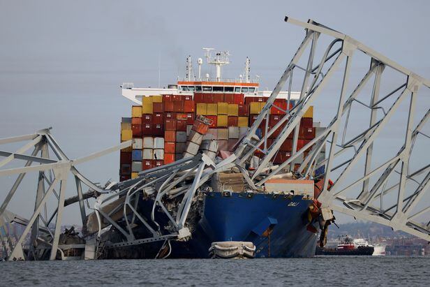 26일 오전 1시 27분쯤 볼티모어의 항만을 가로지르는 ‘프랜시스 스콧 키 브리지’의 교각에 대형 화물선 한 대가 충돌해 다리가 붕괴됐다./로이터 연합뉴스