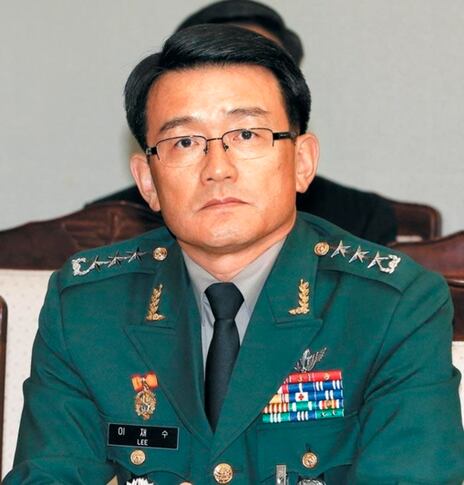 2013년 10월 28일 서울 용산구 국방부 청사에서 열린 국회 법제사법위원회 국정감사에 참여한 이재수 전 국군기무사령관.