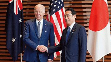 지난 5월 24일 일본을 방문한 미국의 바이든 대통령이 도쿄 총리관저 앞에서 기시다 후미오 일본 총리와 악수하고 있다. /AP 뉴시스