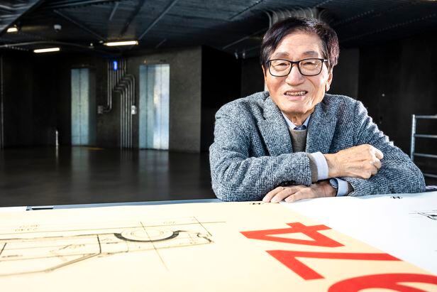 이충구 전 사장이 서울 현대모터스튜디오에서 1974년 당시 포니 설계 도면 앞에 앉았다. 그는 "동료들과 밤새워 라면 끓여먹으며 작업할 때 더없이 신나고 행복했다"며 "인생 최고의 기쁨은 몰입의 기쁨"이라고 말했다. /이신영 영상미디어 기자 