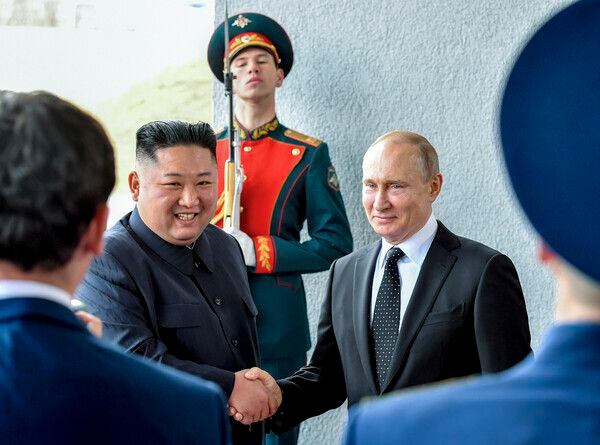 김정은 북한 조선노동당 총비서 겸 국무위원장(왼쪽)과 블라디미르 푸틴 러시아 대통령이 2019년 4월 러시아 블라디보스토크 루스키섬의 극동연방대에서 첫 정상회담을 갖고 있다./뉴시스