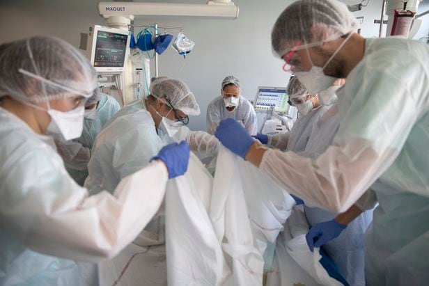 프랑스 동부 스트라스부르의 한 병원 중환자실에서 코로나 환자를 돌보는 장면/AP 연합뉴스