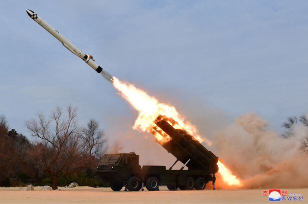 북한은 21~23일 김정은 국무위원장이 참관한 가운데 '핵무인수중공격정' 수중폭발 시험과 전략순항미사일 핵탄두 모의 공중폭발시험을 각각 진행했다고 밝혔다. /조선중앙통신 연합뉴스