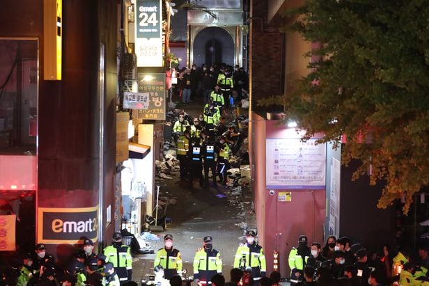지난달 30일 서울 용산구 이태원 사고현장에서 경찰 및 소방구급 대원들이 현장을 수습하고 있다. /뉴스1
