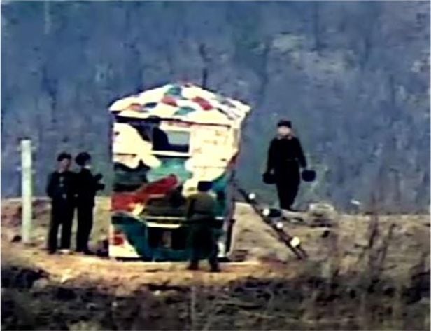 지난 24일부터 북한군이 비무장지대 내 GP(최전방 소초) 복구에 나선 모습이 우리 군의 열영상장비(TOD) 등 감시 장비에 포착됐다. 국방부가 관련 영상 자료를 27일 공개했다. /국방부