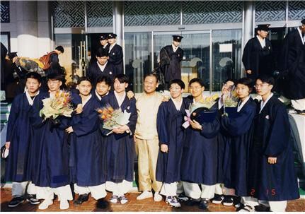 1999년 강원도 횡성 민족사관고 교육관 앞에서  최명재(가운데) 설립자가 1기 졸업생들과 사진을 찍고 있다.
/민족사관고 제공