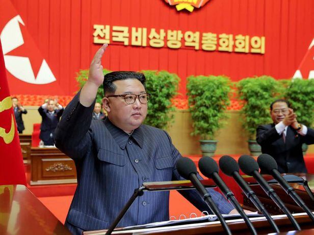
김정은 북한 국무위원장이 지난 8월 10일 '전국비상방역총화회의'에서 코로나 종식을 선언하는 모습. /뉴스1