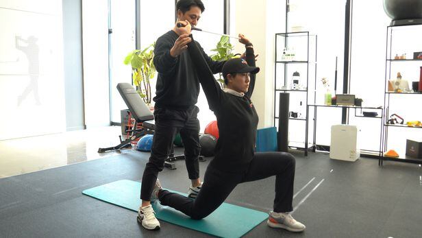 /민학수 기자 김명진 템포디올 대표(트레이너)가 성은정의 고관절과 허리 근육 강화 운동을 돕고 있다.