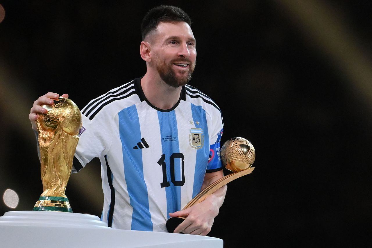 골든볼을 수상한 리오넬 메시가 월드컵 우승컵을 만지며 기념촬영을 하고있다./AFP 연합뉴스