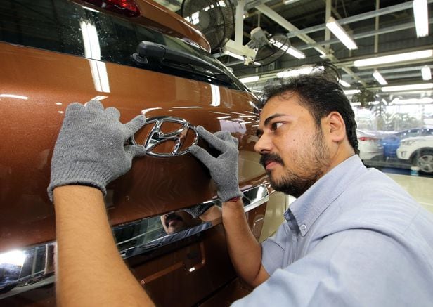 인도 첸나이 현대차 공장에서 인도인 근로자가 차량 뒷면에 현대차 로고를 붙이고 있다. 현대차가 이번에 인수한 GM 인도 공장이 2025년 이후 본격적으로 가동되면, 인도는 중국을 제치고 현대차의 해외 최대 생산 기지가 될 전망이다./현대차 제공