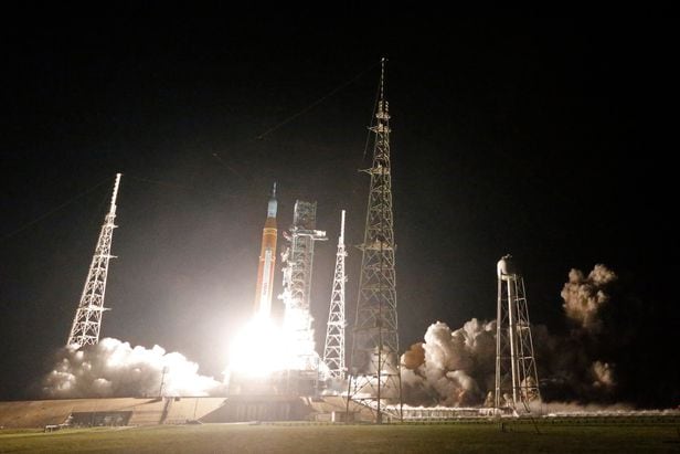 나사(NASA)는 이날 오전 1시 48분(한국 시각 오후 3시48분) 미국 플로리다주 케네디우주센터에서 오리온 우주선을 실은 ‘스페이스 론치 시스템(SLS·Space Launch System)’ 로켓 발사에 성공했다. /로이터 연합뉴스