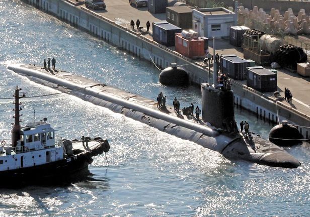 미 핵추진 잠수함 '미주리함'이 17일 부산 해군기지에 입항하고 있다. /뉴시스
